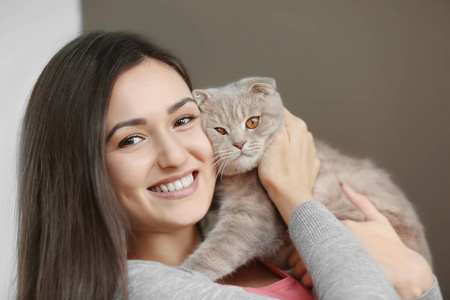 美丽的年轻女子，与可爱猫咪