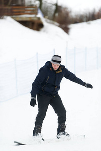 在与滑雪板运动装的年轻男子的画像