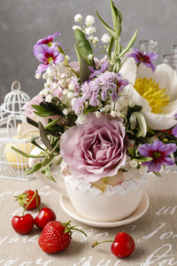 与水果的花束牡丹与玫瑰的浪漫花束照片