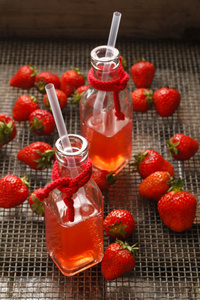 瓶草莓汁 草莓蛋糕和成熟的原始 strawbe