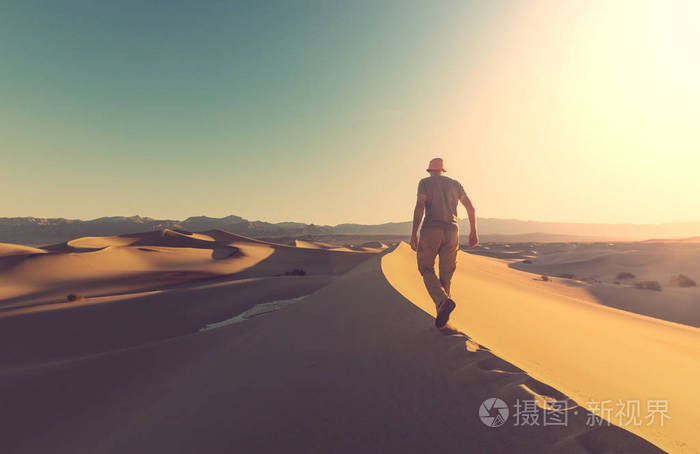 徒步旅行者在沙漠中的人