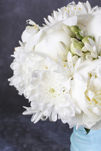 与白牡丹 兰花 康乃馨的婚礼花束