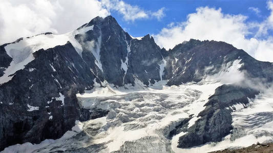 峰值 Groglockner。奥地利阿尔卑斯。峰 Groglockner3798 m 是奥地利阿尔卑斯山最高的。从他离开冰川 
