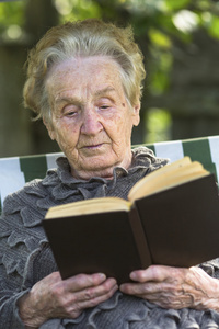一位老年妇女正在看书