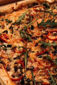 美味的比萨饼与奶酪, ruccola 和橄榄, 传统的意大利菜