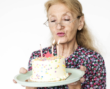 高级女人抱着生日蛋糕