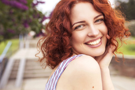 美丽的红头发女人拥有新鲜无暇的肌肤和卷曲哈哈