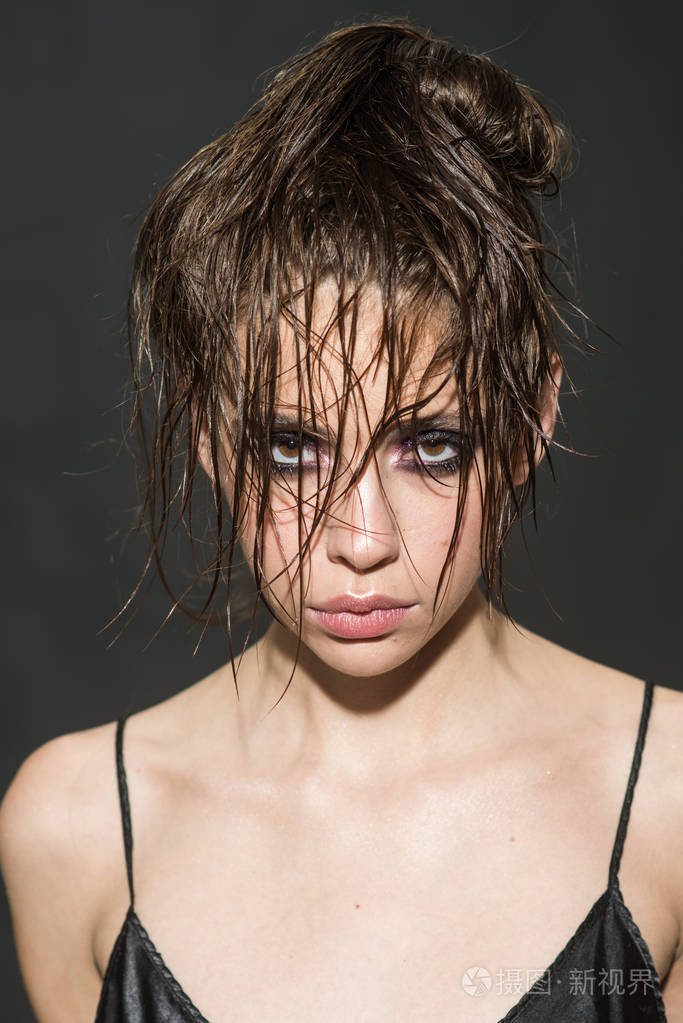 黑发女孩, 长而湿的头发.美丽的式样与发型