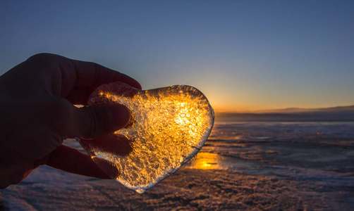 在贝加尔湖日落冰冷的心,在他的手从日落.贝加尔湖照片