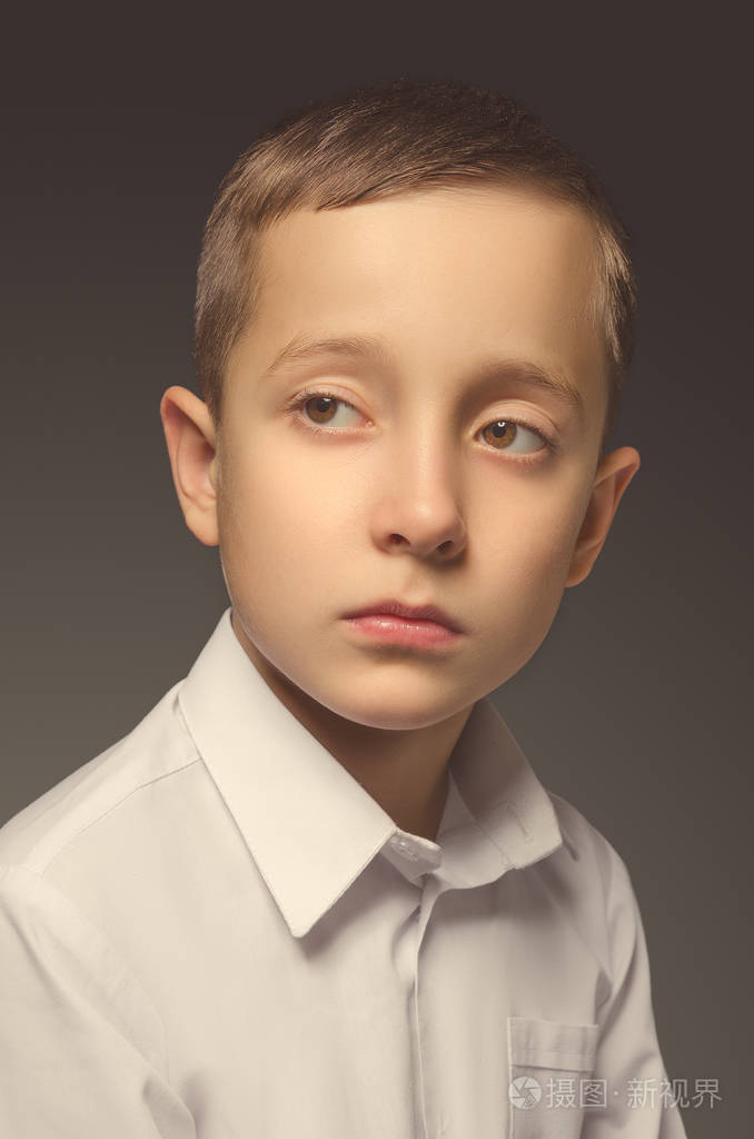 年轻的男孩肖像.严肃的男孩