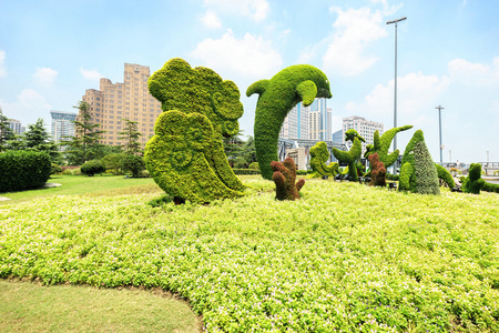 在一个公园的绿地植物雕塑