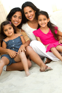 三代西班牙裔妇女微笑图片
