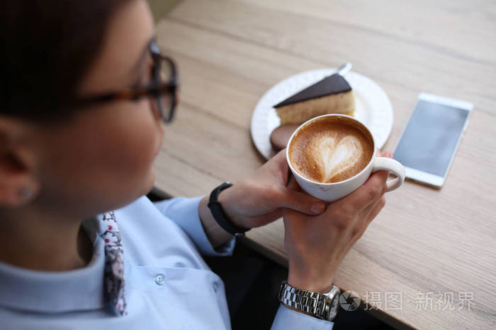 戴眼镜,上班族去咖啡馆喝咖啡的休息,laynch,喝咖啡照片-正版商用图片