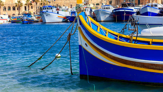 传统五颜六色的小船 luzzu 在 Marsaxlokk, 马耳他的口岸。特写视图