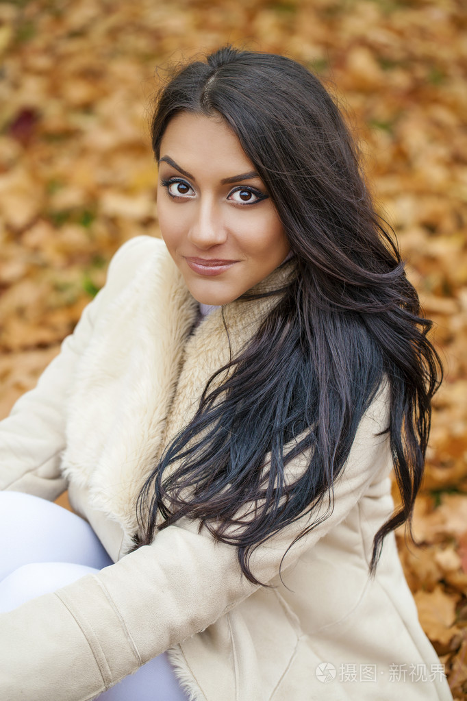 一个美丽的阿拉伯女子的面部肖像热忱穿室外