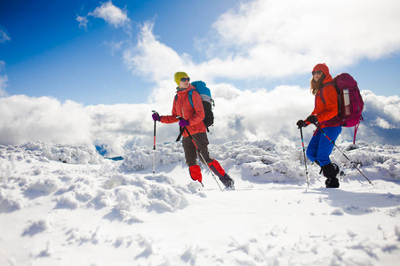 登山者是在雪上