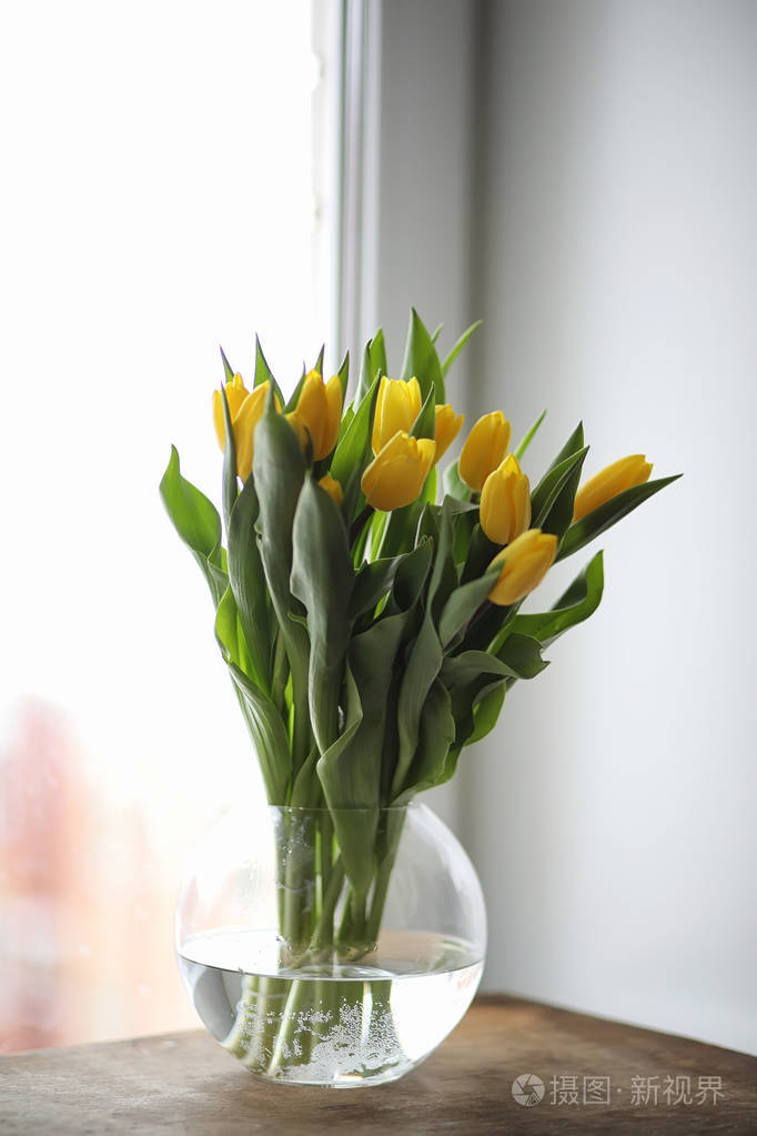 窗台上的花瓶里有一束黄色的郁金香.礼物 t