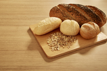 餐桌上的不同面包