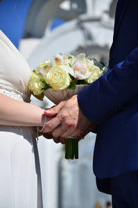 新婚夫妇捧着一束美丽的结婚花束。古典婚礼摄影, 象征着团结, 爱和创造一个新的家庭