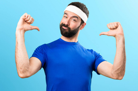 滑稽的运动员为自己骄傲在多彩的背景照片