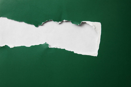 绿色撕的纸撕纸撕纸纸贴式破碎的土与水滴撕开纸上的孔撕纸带透明背景