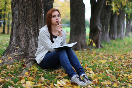 秋天的树叶的女孩书休闲