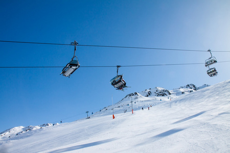 斜坡上滑雪度假村