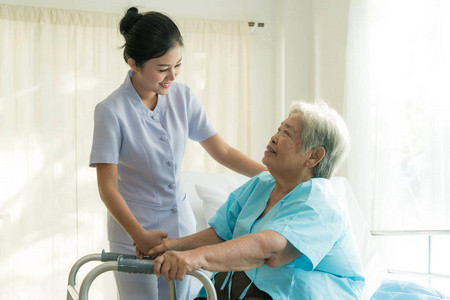 亚洲年轻护士支持美国老年患者残疾妇女
