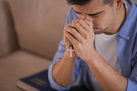 宗教人祈祷照片