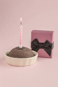 生日蛋糕和粉红色的礼物盒