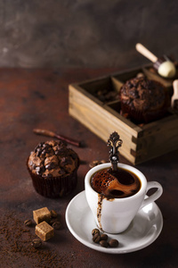 杯咖啡与 cooffee 豆, 木盒与谷物的咖啡和香料, 蛋糕上的石头背景