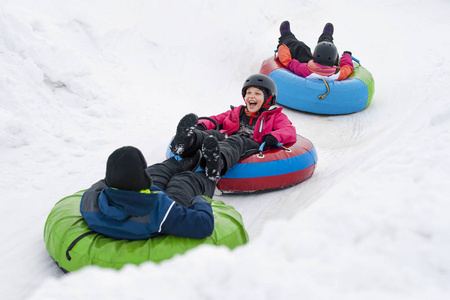 孩子冬天 Snowtubing