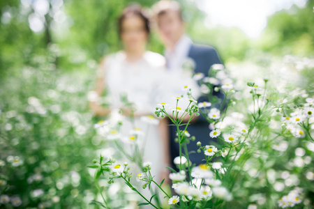 婚礼夫妇手牵着手