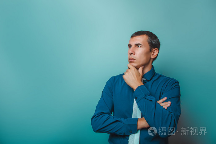 一个欧洲外观三十年思考手托住下巴的人