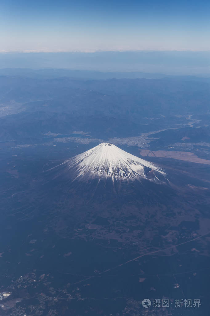 冬季积雪覆盖富士山山顶的鸟瞰图