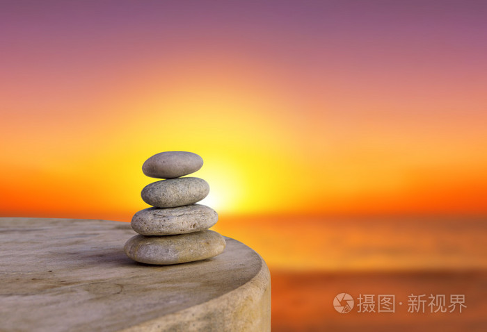 平衡上的几个禅石头模糊美丽海滩背景