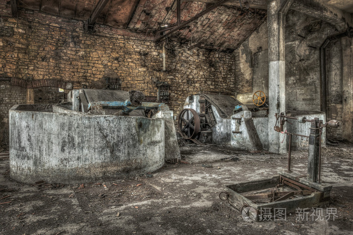 在一家废弃工厂旧机器