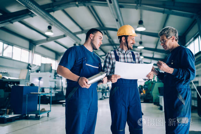 讨论在金属行业工厂的工程师组成的团队