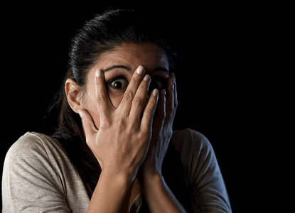 有吸引力的拉丁女人害怕恐吓,吓坏遮住她的眼睛照片