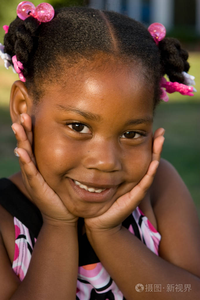 快乐的非洲裔美国小女孩的肖像