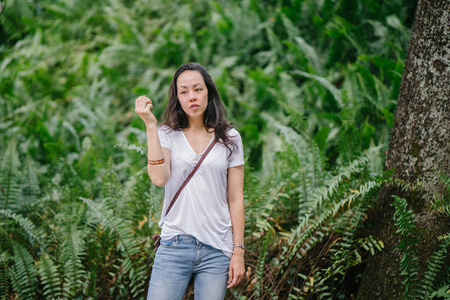 夏天在公园里一个年轻的泛亚洲女人的肖像