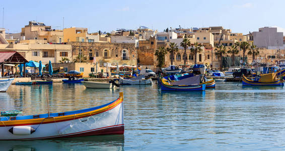 马耳他 Marsaxlokk 渔民村。Marsaxlokk 港的传统彩船