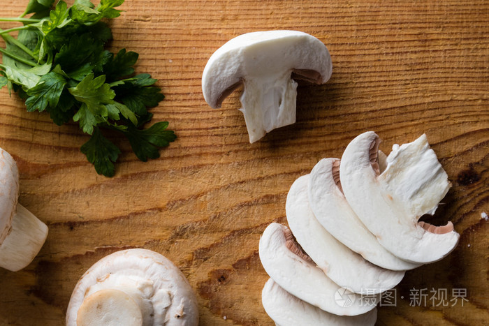 切的白色香菇蘑菇