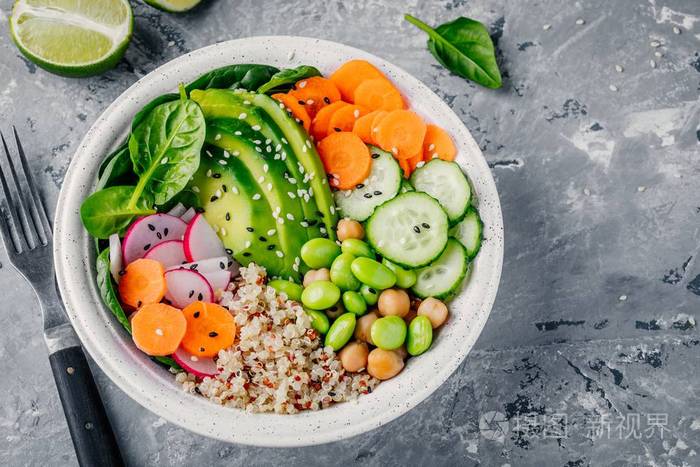 纯素食佛碗沙拉配菠菜, 奎奴亚, 烤鹰嘴豆, 烤鸡肉, 鳄梨, 毛豆豆