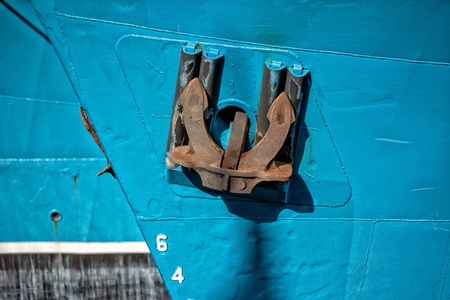 蓝色的捕鱼船上生锈坚固锚