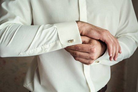生意人礼服白色衬衣, 男性手特写, 新郎准备在早晨在婚礼之前