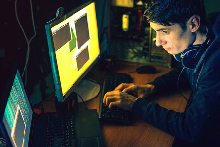 年轻的黑客在黑暗中感染计算机和系统