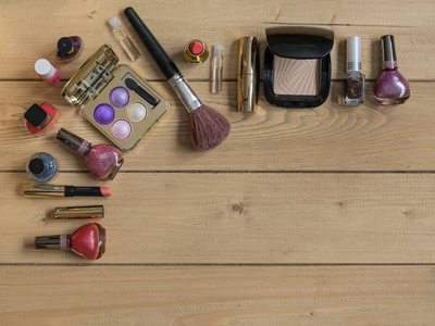在木桌上的一组女性化妆品的顶部视图。文本位置