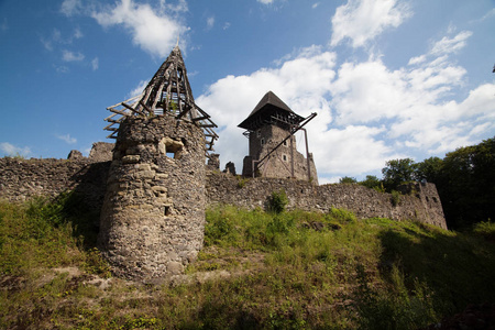 Transcarpathian 地区 Nevytske 城堡遗址。Uzhgorod 照片。Nevitsky 城堡建于第十三世纪。