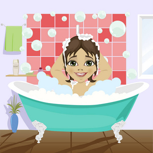 用洗发水坐在浴室的浴缸洗她的头发的小女孩